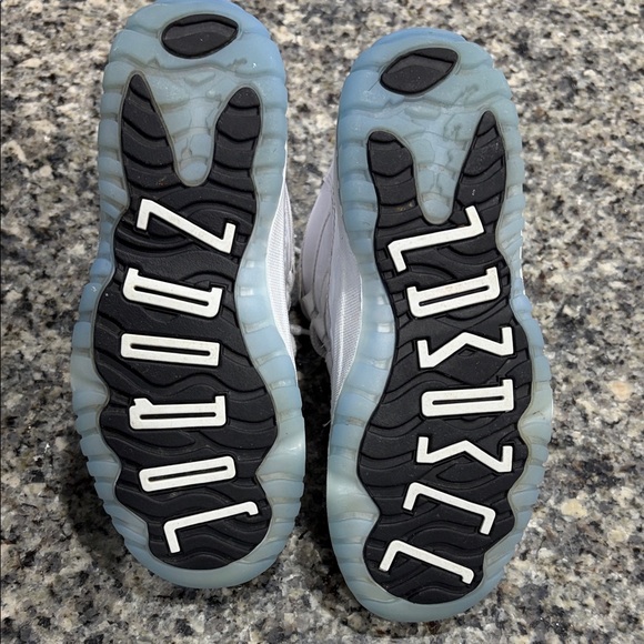 Legend Blue & White Kids Jordan 11s - Picture 13 of 13